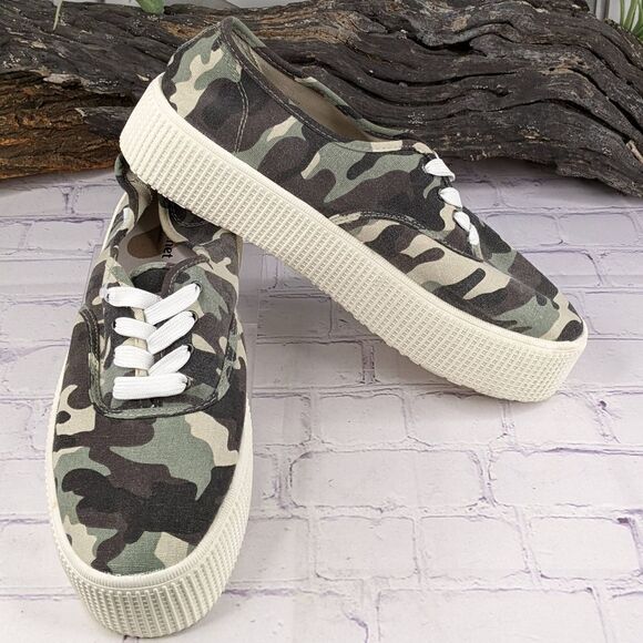 COOL PLANET By Steve Madden Stream Camouflage Sneakers - Picture 1 of 12